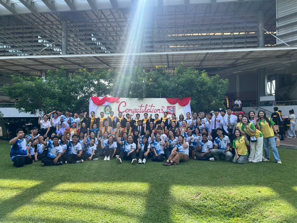 ร่วมยินดีกับบัณฑิตคณิตศาสตร์ ผ่านภาพถ่ายร่วมกับอาจารย์และนักศึกษาในช่วงซ้อมรับพระราชทานปริญญาบัตร