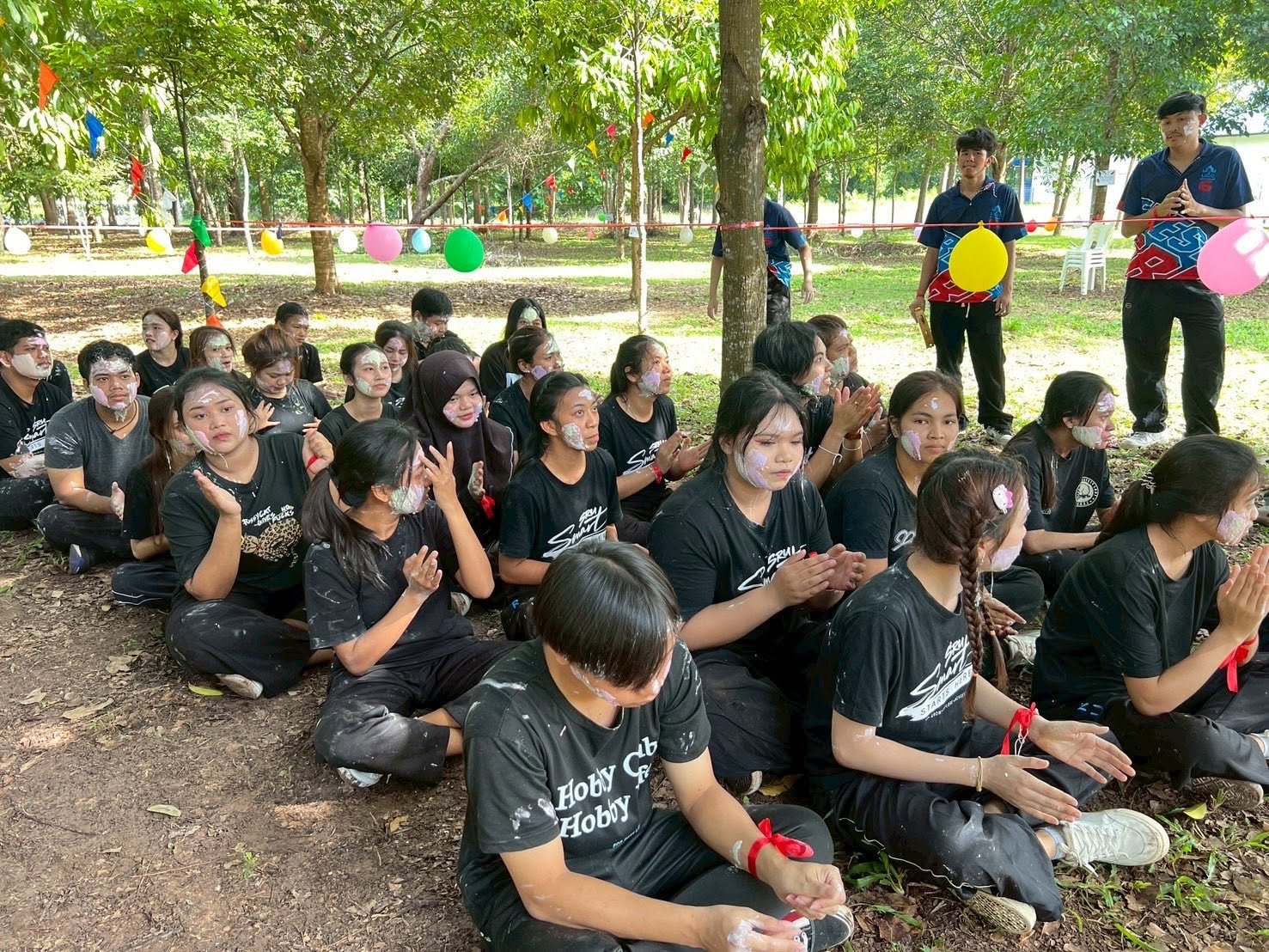 รุ่นพี่และรุ่นน้องร่วมกิจกรรมต้อนรับสมาชิกใหม่ สร้างความคุ้นเคยและความผูกพันในช่วงเริ่มต้นชีวิตมหาวิทยาลัย